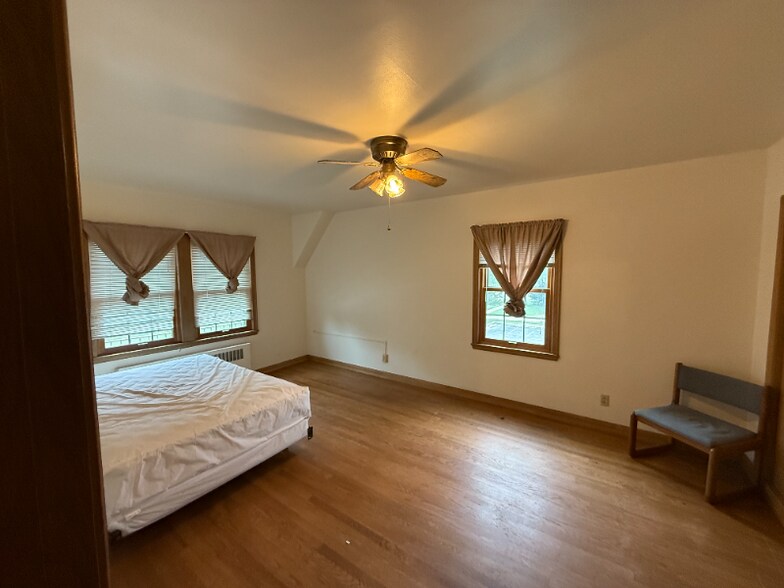 Building Photo - 523 St Clair Ave