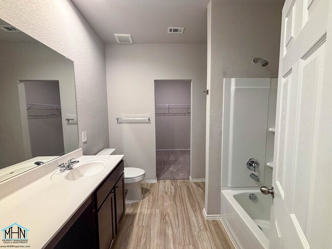 Building Photo - Inviting 3-bedroom, 2-bathroom House, Epit...