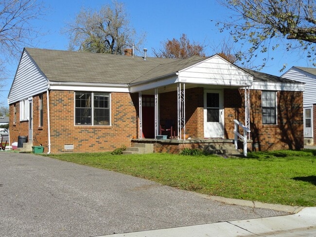 Primary Photo - Adorable 1 Bedroom 1 Bathroom Duplex For L...