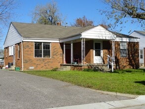 Building Photo - Adorable 1 Bedroom 1 Bathroom Duplex For L...