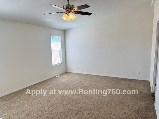 Building Photo - Huge 4 Bedroom Home!!