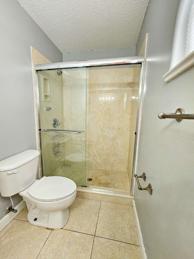 Building Photo - Waterfront Pool Home in Desirable Sunset Lakes