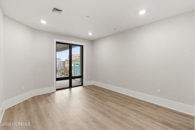 Building Photo - 215 2nd Ave