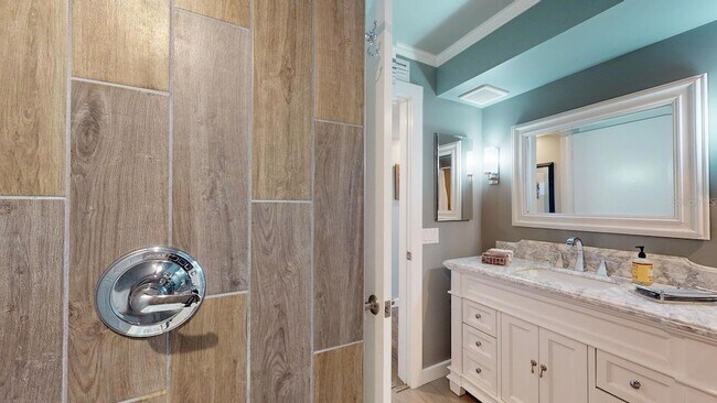 Building Photo - 1120 N Shore Dr NE