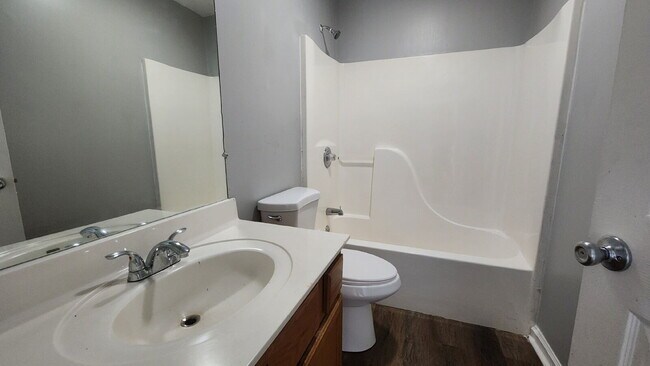 Building Photo - Refreshed 2BR/1BA duplex apartment for rent!