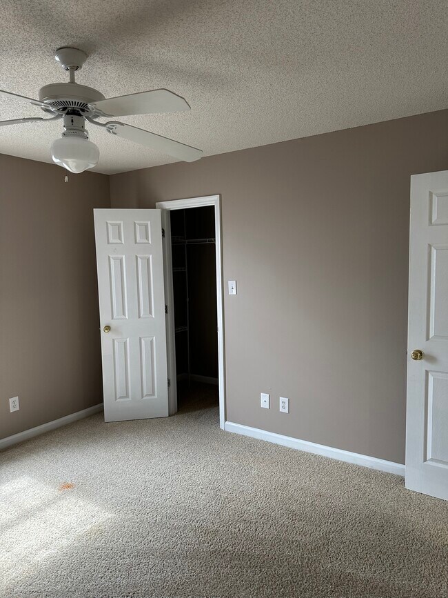 Building Photo - 1216 Goldridge Dr SW