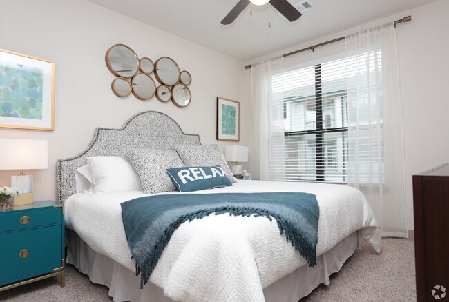Building Photo - 2-Bed Luxury + 1 Month Free Special!