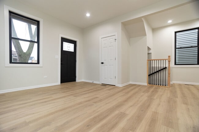 Building Photo - 3111 N Oakley Ave
