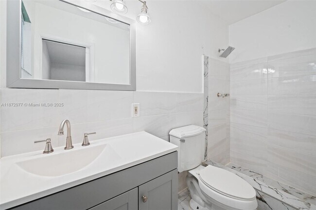 Building Photo - 3812 N Circle Dr