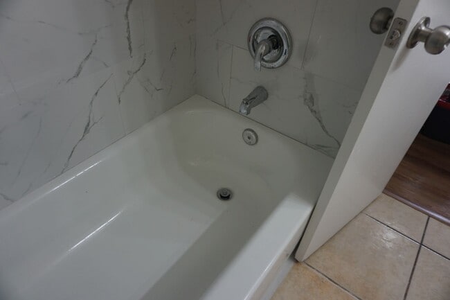 Building Photo - 2 Bedroom End Unit Townhome Near NAS