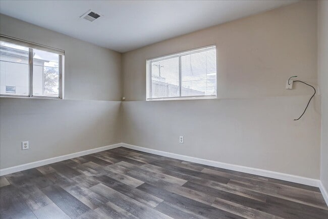 Building Photo - 2 bedroom 1 bathroom- lower unit