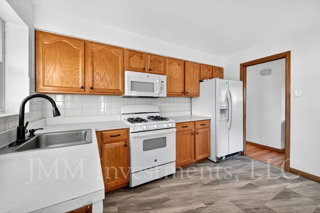 Building Photo - 4015 Greenmeadows Dr