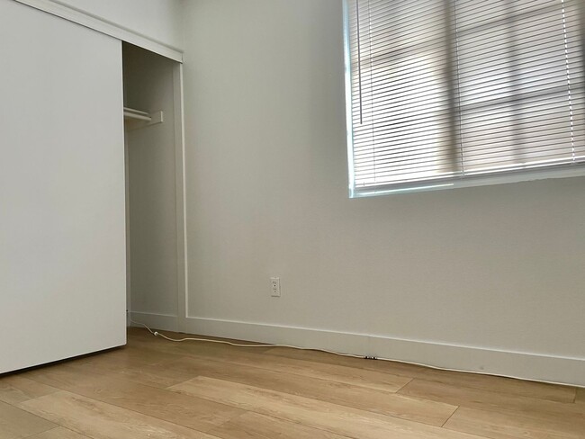 Building Photo - Spacious 6 Bedroom Home for Rent