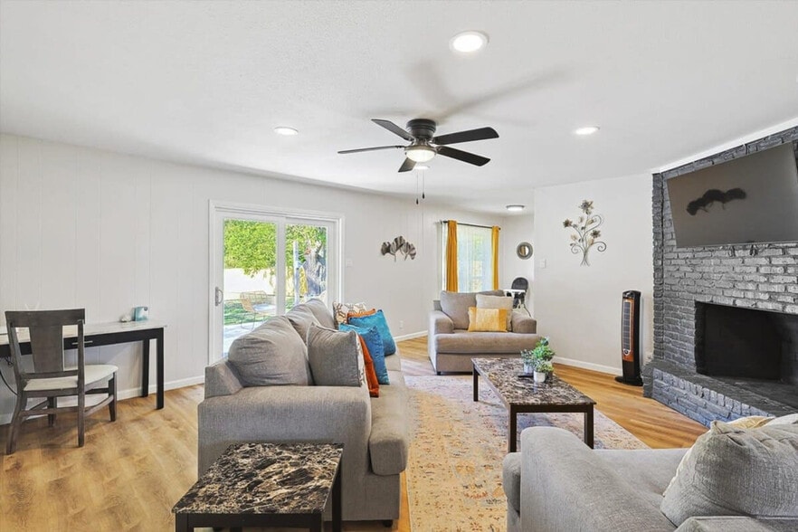 Primary Photo - 405 Tate Cir