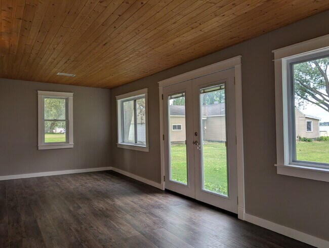 Building Photo - Beautiful 5 Bedroom 2 Bathroom Neenah Lake Home