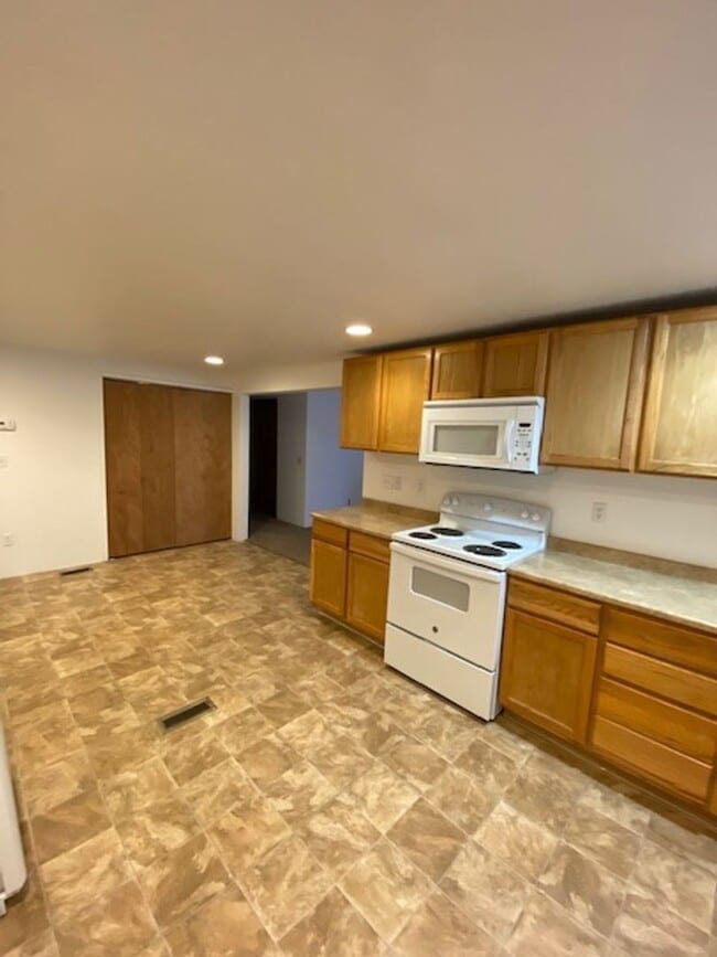 Building Photo - HOME ON HUDLOW (P#335)