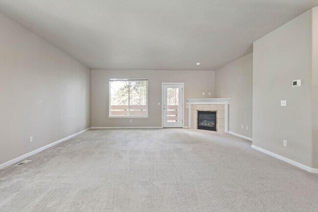 Building Photo - Bright, spacious 3-bdrm/2.5 bath Tigard townhome. Fireplace, balcony, 2-car garage, W/D