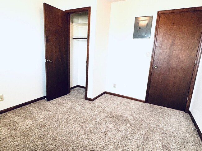 Building Photo - Roomy 2 Bdrm Apartment