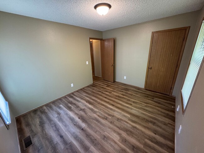 Building Photo - Updated 2 bed 1 bath with garage!
