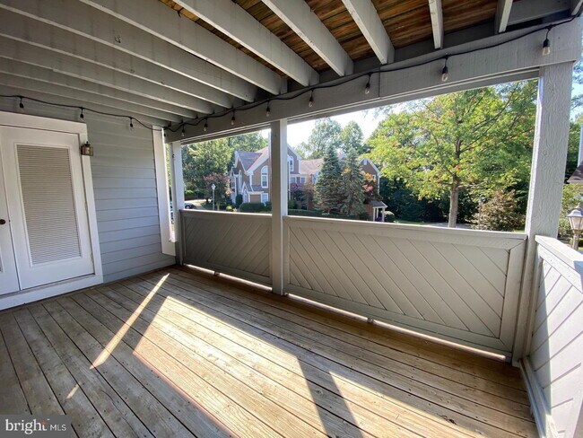 Building Photo - Inviting Townhome Living in Desirable Reston Community