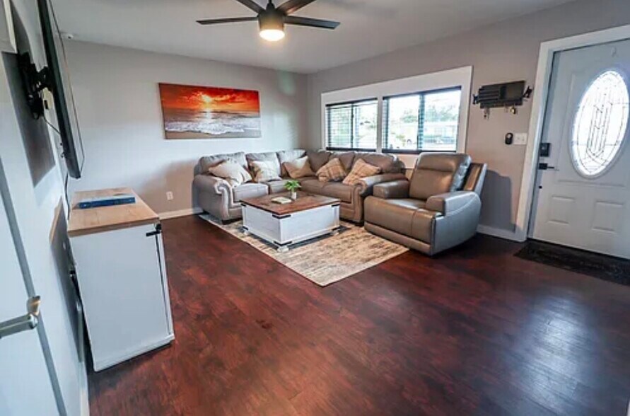 Building Photo - 3312 36th Ave W