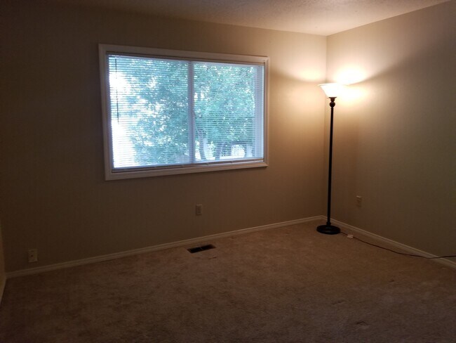 Building Photo - LAKE OSWEGO 2/2 READY FOR IMMEDIATE MOVE IN!  AC!