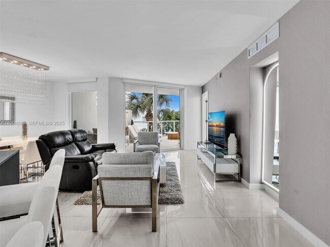 Building Photo - 9821 E Bay Harbor Dr