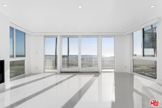 Building Photo - 2419 Ocean Front Walk