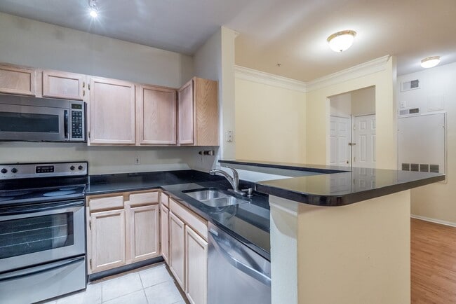 Building Photo - Beautiful 2 Bed 2 Bath Condo Beautiful Com...