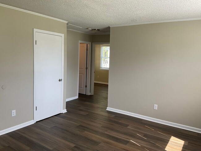 Building Photo - Come see this duplex that is conveniently ...