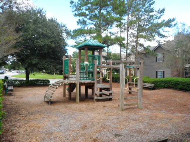 Building Photo - 1/1 lake and pool view with 1 car detached...