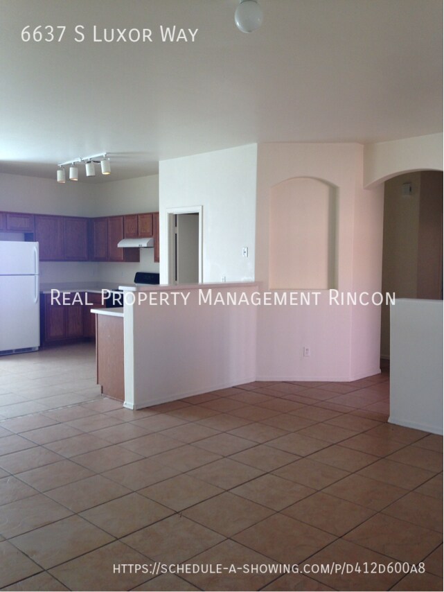 Building Photo - 6637 S Luxor Way