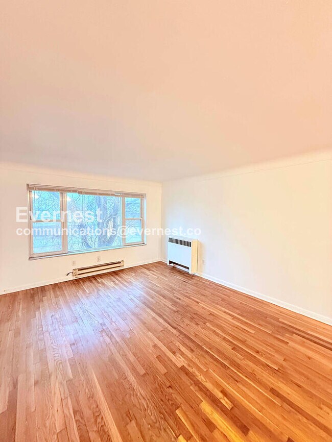 Building Photo - 15601 Schoolcraft Rd