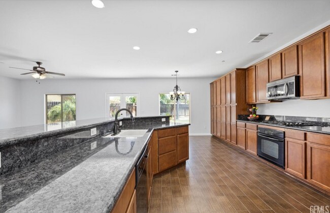 Building Photo - Luxury Furnished 4-Bed Home w/ Pool, Spa, ...