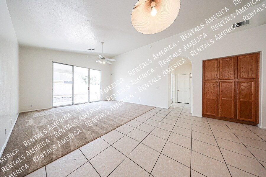 Building Photo - 7257 E Lakeview Ave
