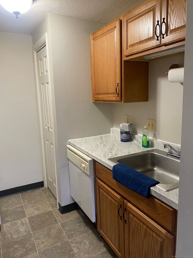 Building Photo - 3 Cinnamon Spring