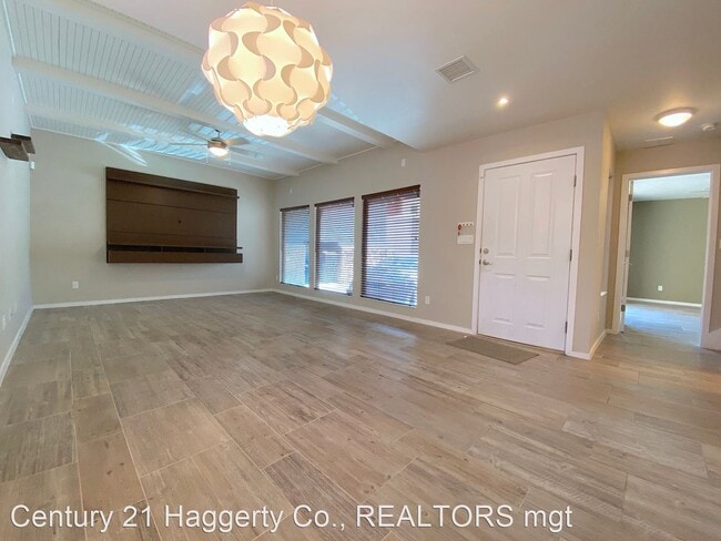 Building Photo - 4 br, 3.5 bath House - 4004 Camelot Height...