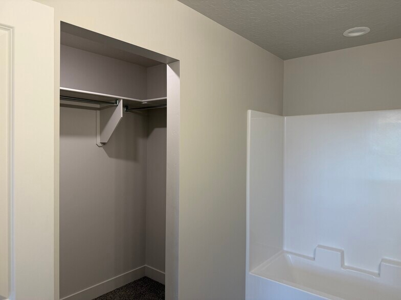Building Photo - 4013 S Woodland Ave