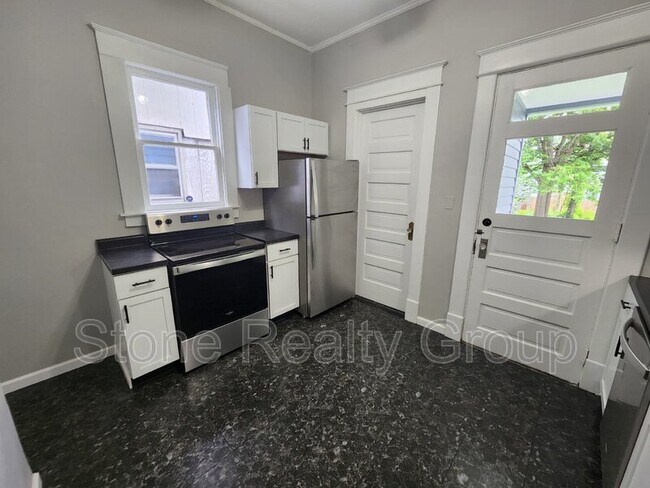 Building Photo - 636 S 7th St