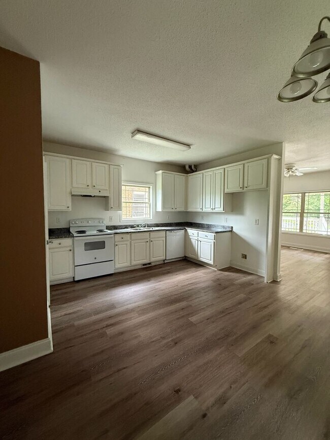 Building Photo - Spacious Two Bedroom Home