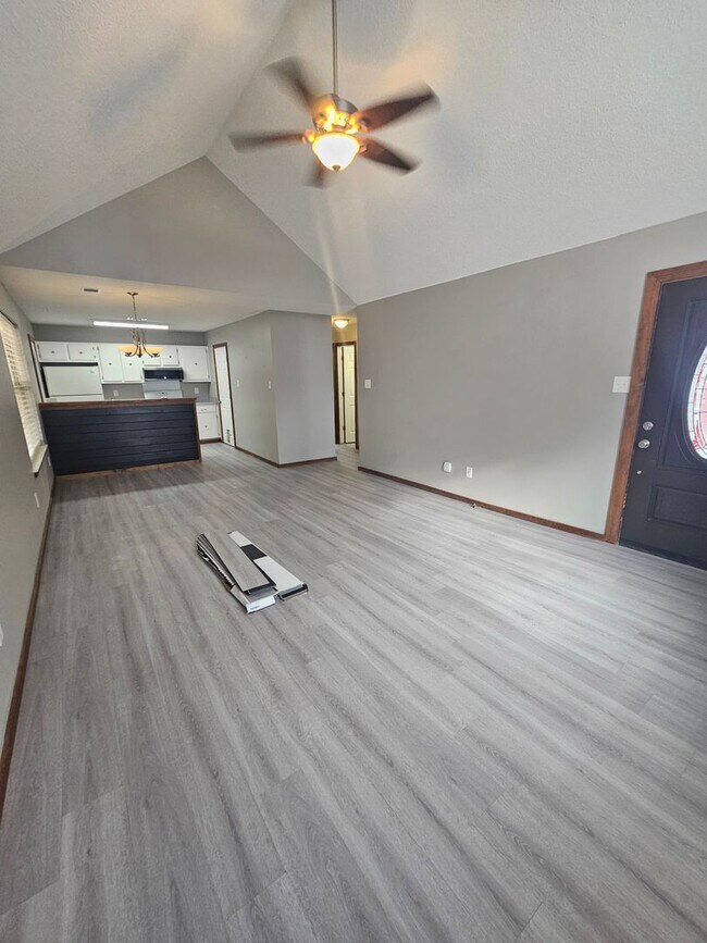 Building Photo - Home in Benton