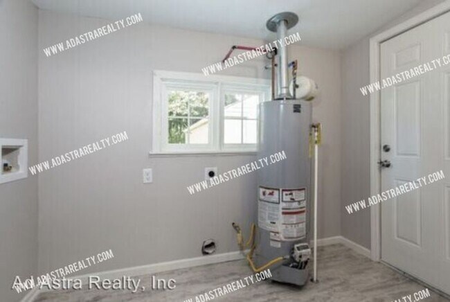 Building Photo - 821 N Crysler Ave