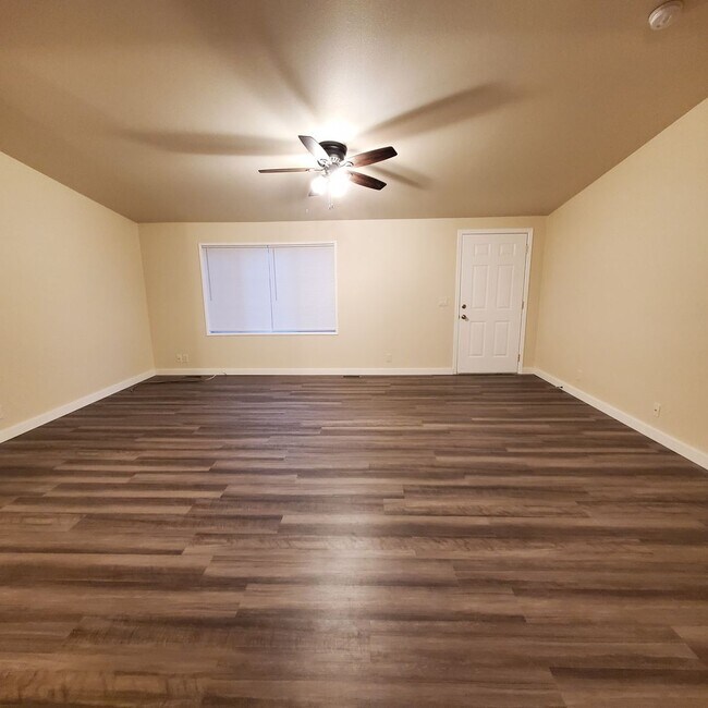 Building Photo - Pet Friendly 4 bedroom 2 bath home w/ 2 car garage