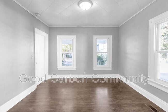 Building Photo - 331 Schenck St
