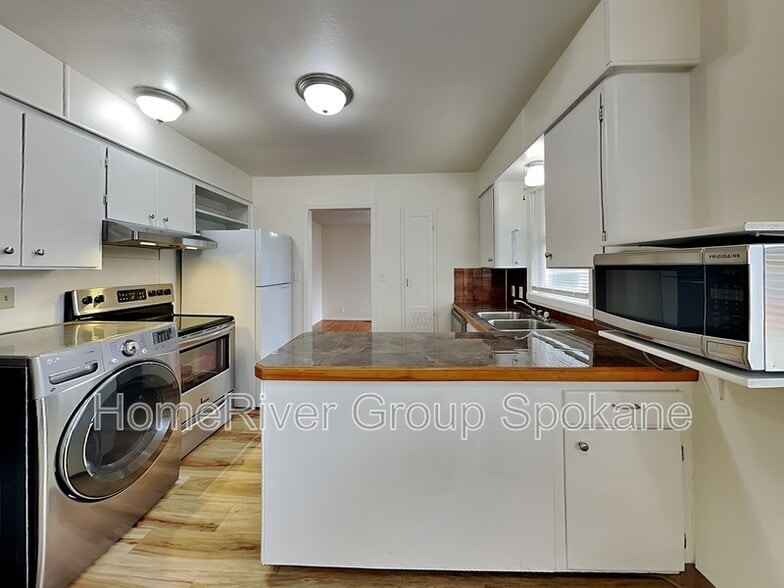 Primary Photo - 3303 E Congress Ave