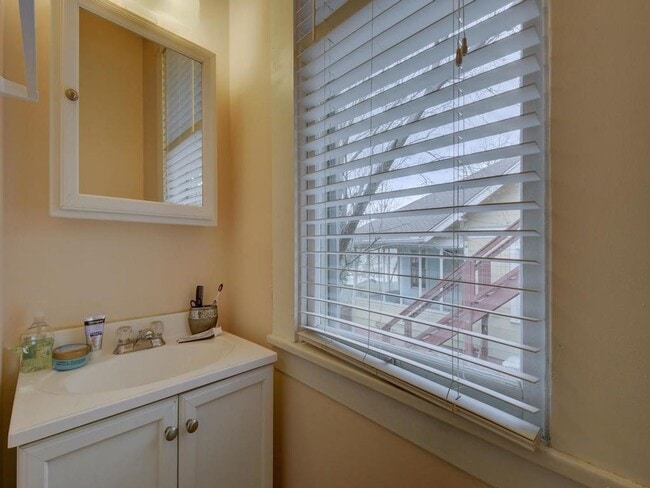 Building Photo - 601 Bellevue Pl