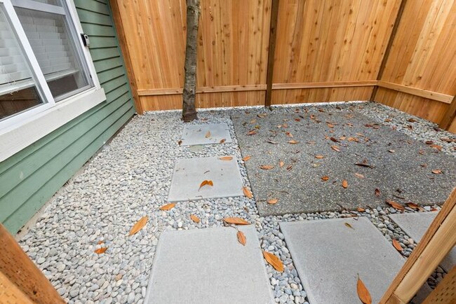 Building Photo - Charming AIR CONDITIONED Alki Townhome