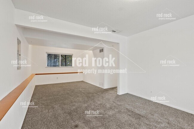 Building Photo - 1323 N Mitchell Rd