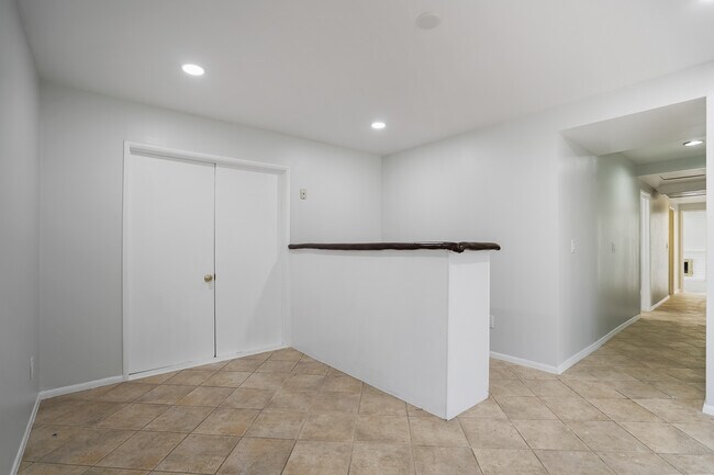 Building Photo - 7055 Avenida Leon