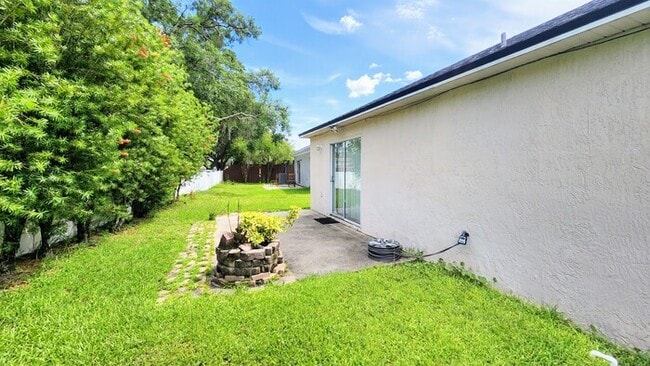 Building Photo - Welcome to this charming 3-bedroom, 2-bath...